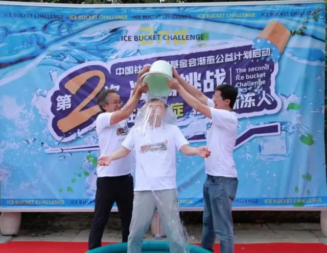 舌头已萎缩用眼控仪打字与儿子亲密互动爱游戏app入口蔡磊现状令人泪目嘴唇(图3)