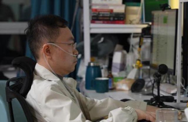 舌头已萎缩用眼控仪打字与儿子亲密互动爱游戏app入口蔡磊现状令人泪目嘴唇(图19)