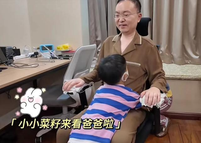 舌头已萎缩用眼控仪打字与儿子亲密互动爱游戏app入口蔡磊现状令人泪目嘴唇(图21)